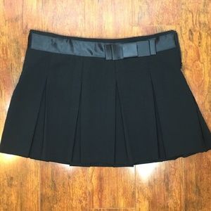 Black pleated mini skirt